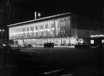 150267 Gezicht op het N.S.-station Eindhoven te Eindhoven bij avond.